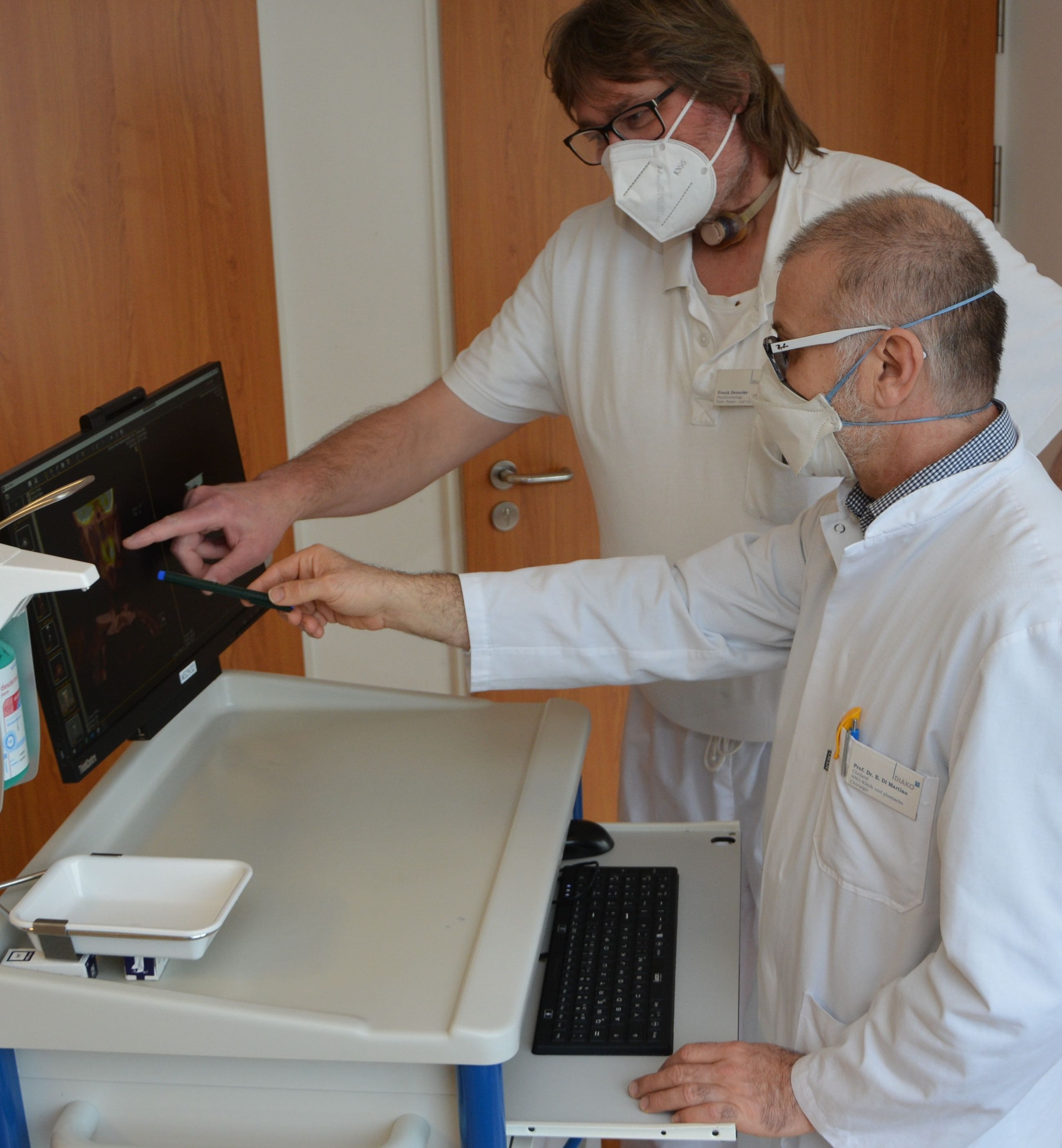 Prof. Dr. med. E. Di Martino und Frank Denecke bei der Visite der Tumorpatienten